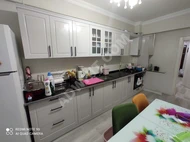 باب الخزانة المطبخ القابل للطي (باب البالون) مفكوك حالياً.