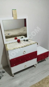 غرفة نوم كاملة للبيع مع خزانة وكمدينتين وشيفونيرة استعمال سنة