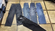 Erkekler için spor kot pantolon baki.