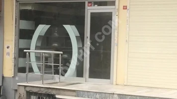 Commercial property for sale with two floors and direct access to the street.