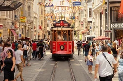 İstanbul'un Beyoğlu bölgesinin güzelliklerini ve çeşitliliğini keşfedin