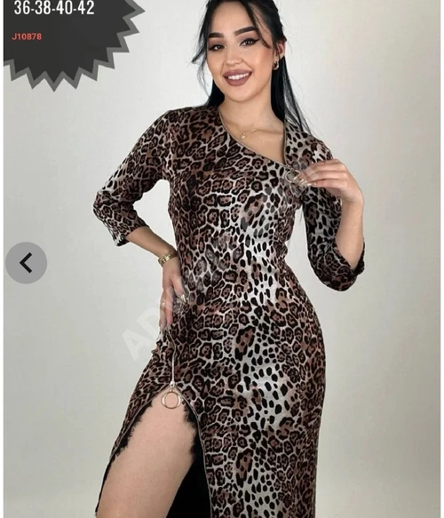 Yandan fermuarlı tiger desenli elbise.