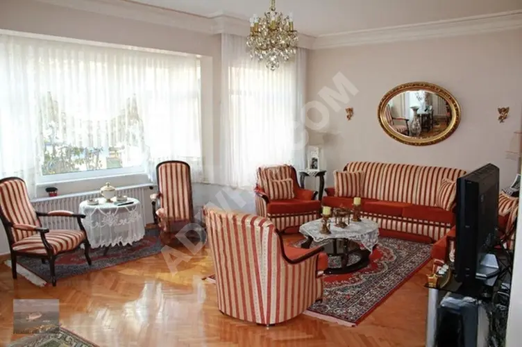 CİHANGİR DE ANA CADDE ÜSTÜNDE 1. KAT ASANSÖRLÜ YÜKSEK TAVANLI TERASLI (3+1)DAİRE