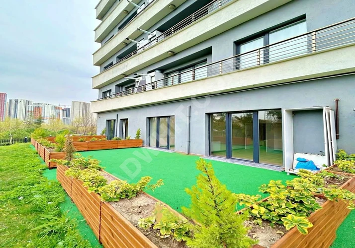 Bahçe manzaralı daire, İstanbul'da uygun fiyata konut kompleksinde satılık.