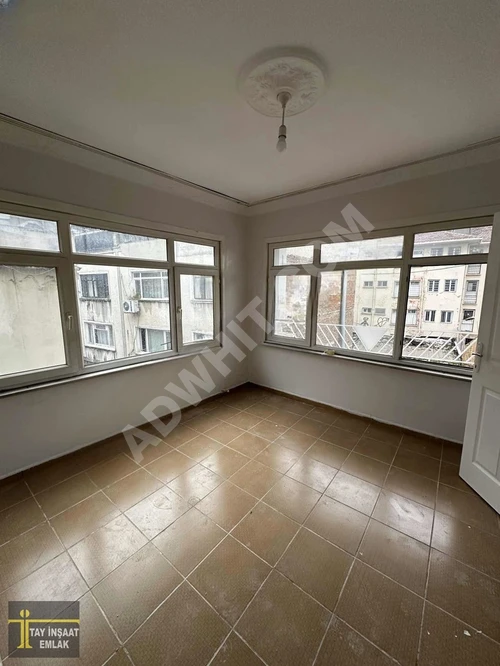KATİP KASIM CAMİ'DE SATILIK 2+1 85M² 2.KAT BOYALI BALKONLU DAİRE