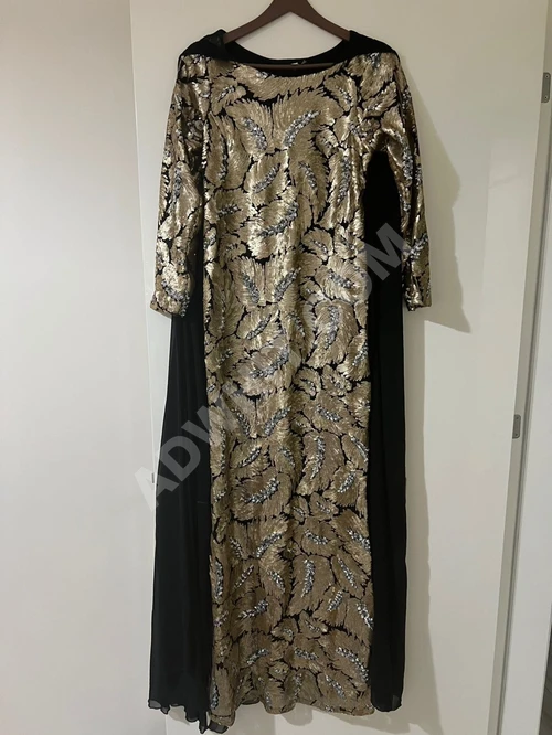 Nakışlı uzun kollu elbise/takım ve siyah abaya - Tesettürlü Abiye