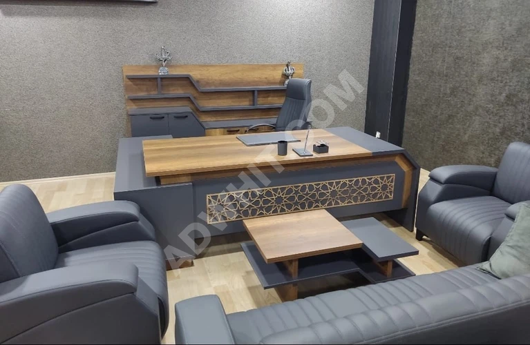 Tam takım bir ofis; deri döşemeli mobilyalar, deri sandalye ve üçlü kanepe ile birlikte.