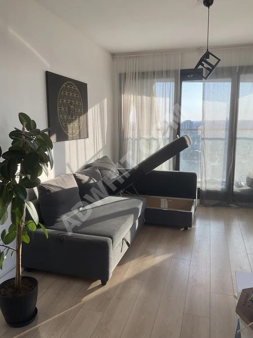 IKEA kanepe yatak oluyor ve depolama alanına sahip.