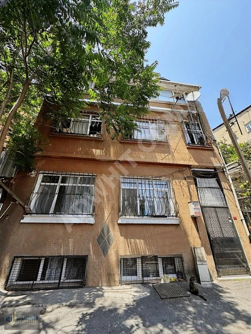 BEYOĞLU YENİŞEHİR'DE 4 KATLI BAKIMLI ANA CADDEYE YAKIN BİNA