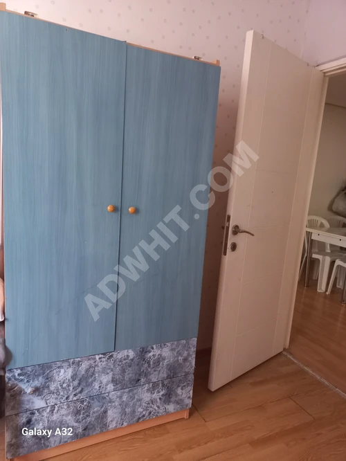 İyi durumda tek kişilik bir gardırop