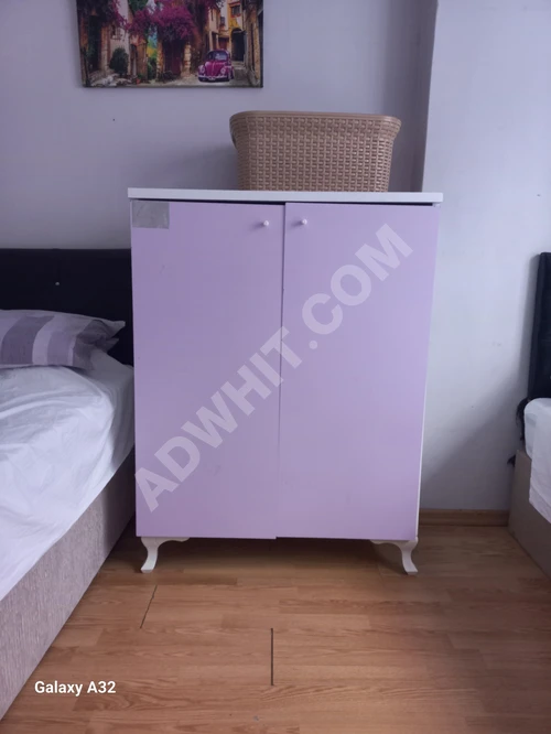 Sadece askı için tek kişilik gardırop, içinde raf yok.