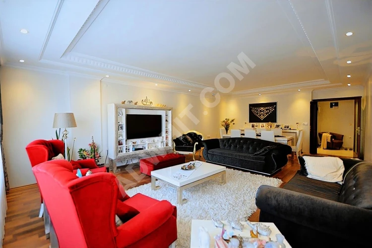 ÇAMUR'DAN SATILIK 4+1 220M2 GÜL EVLERİNDE MUHTEŞEM DAİRE