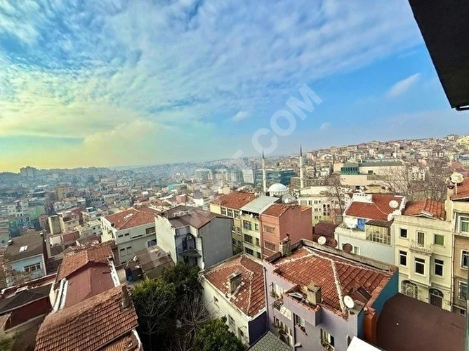 Taksim'e (300)m Mesafede Kaliteli Şehir Manzaralı Yüksek ve Volta Tavanlı Kombili (2+1)(95)m2 Daire
