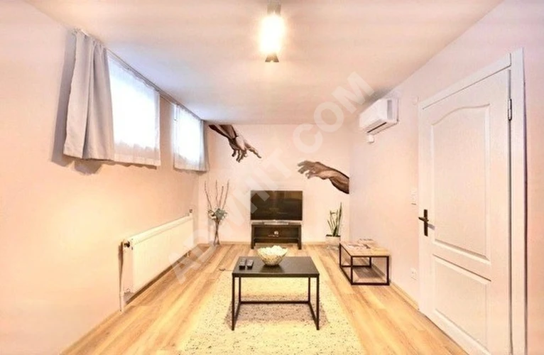 Cihangir'de Tam Göbekte Tamamı Yenilenmiş Sıfır Konumda (2)ad.Klimalı Kombili Süper Bahçe Katı