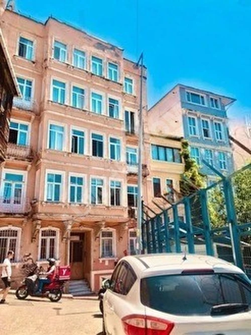 Cihangir Firüzağa'da Tarihi Karakterli Cumbalı Binada Yüksek Tavanlı Balkonlu Manzaralı (2+1) (80)m2