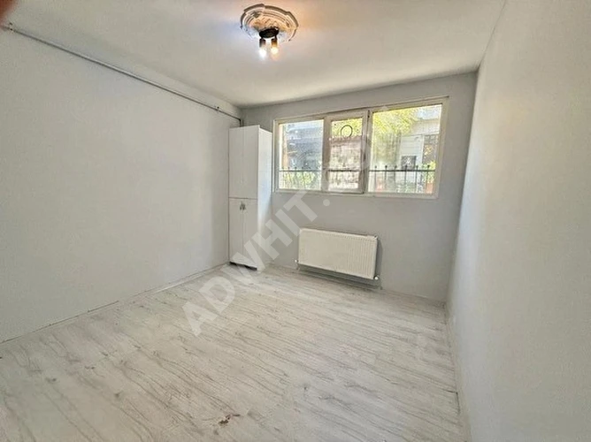 Cihangir'de Akarsu Yokuşu Caddesi Üzerinde Tam Merkezde Yenilenmiş Kombili Daire (2+1) (90)m2