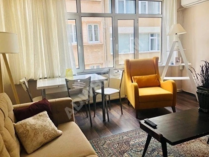 Cihangir'de Tam Merkezde Bakımlı Çok Aydınlık Kombili Toplu Taşımaya Çok Yakın (2+1)(80)m2 Daire