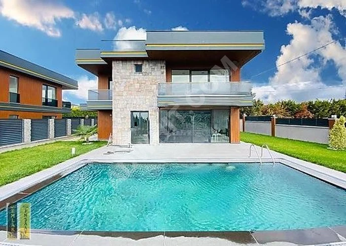 *KÖŞE BAŞI ÖZEL MİMARİ & TASARIMIYLA MÜSTAKİL HAVUZLU OTOPARKLI*