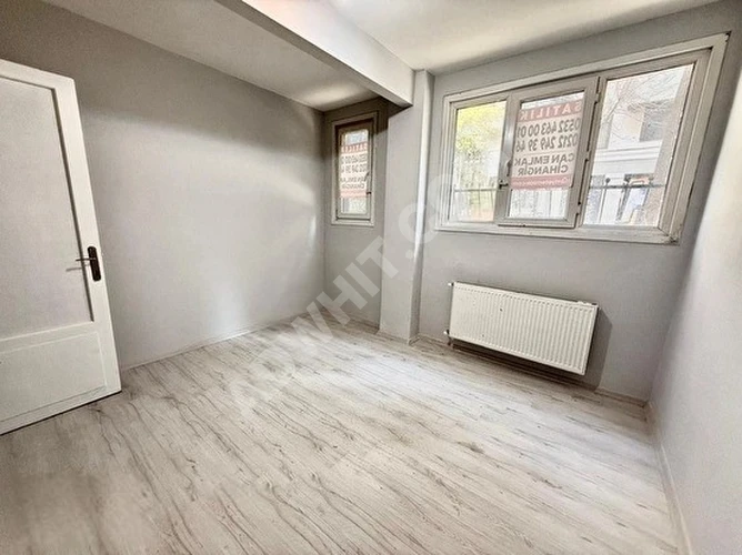 Cihangir'de Akarsu Yokuşu Caddesi Üzerinde Tam Merkezde Yenilenmiş Kombili Daire (2+1) (90)m2