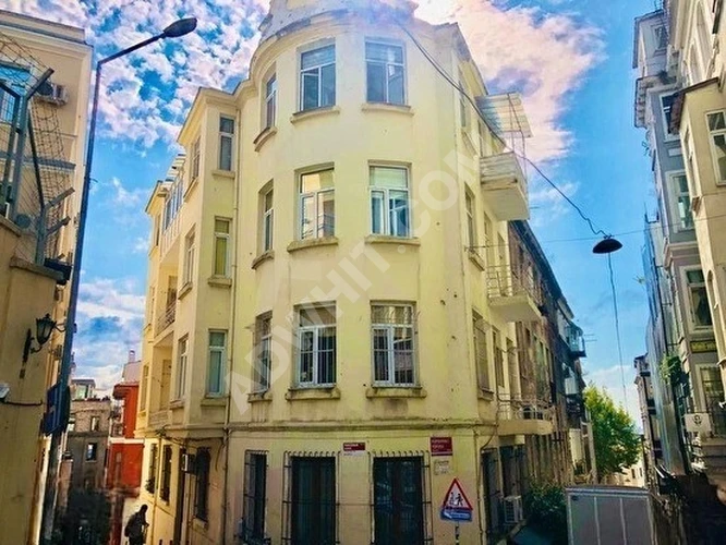 İstiklal Cad.sine (2)dk.Mesafede Tarihi Karakterli Cumbalı Taş Binada Yüksek  Tavanlı (3+1)(100)m2