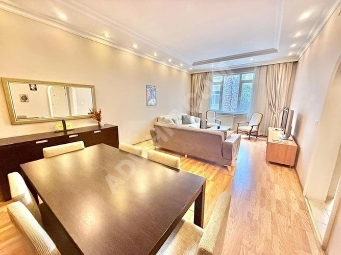 Cihangir'de Tam Göbekte Yüksek Tavanlı Süper Teraslı Yenilenmiş Sıfır Ful Modern Eşyalı (2+1)(115)m2