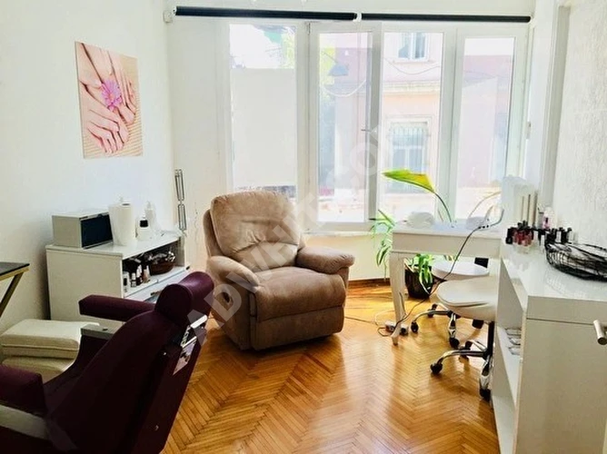 Cihangirde Tam Merkezde Tarihi Karakterli Binada Yüksek Tavanlı Balkonlu Yenilenmiş (3+1)(140)m2