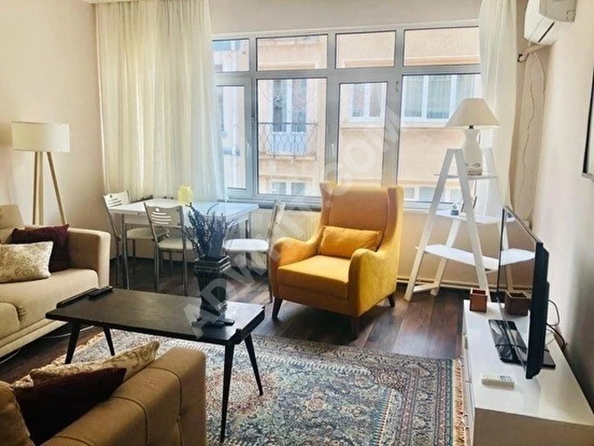 Cihangir'de Tam Merkezde Bakımlı Çok Aydınlık Kombili Toplu Taşımaya Çok Yakın (2+1)(80)m2 Daire