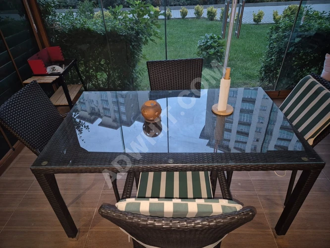 Bahçe salıncağı ile birlikte masa ve 4 sandalye