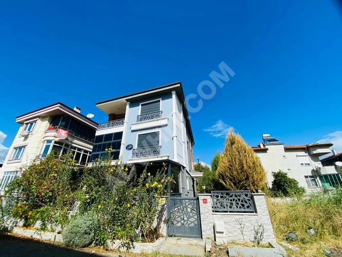 Akçay Da 4+1 Müstakil Kendine Ait Bahçe Alanlı Satılık Sıfır Tripleks Villa