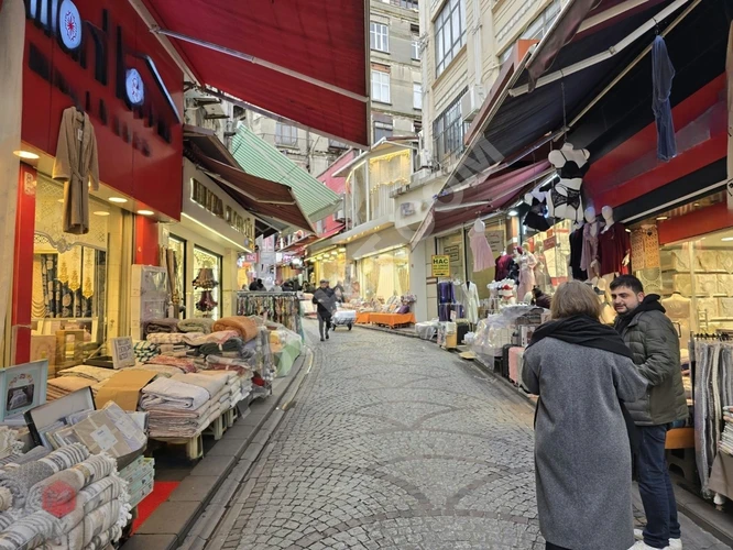 TAHTAKALE PERDECİLER CADDESİNDE 2 KAT 140 M2 BOŞ OLARAK DEVİR