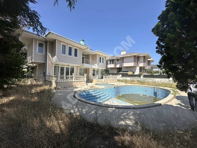 SİLİVRİ SANCAKTEPE DENİZ MANZARALI 935M2 ARSA İÇİNDE 6+1 VİLLA