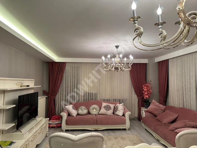 Beylikdüzü'nde, ailelere uygun Kale Kent sitesinde eşyalı 3+1 daire.