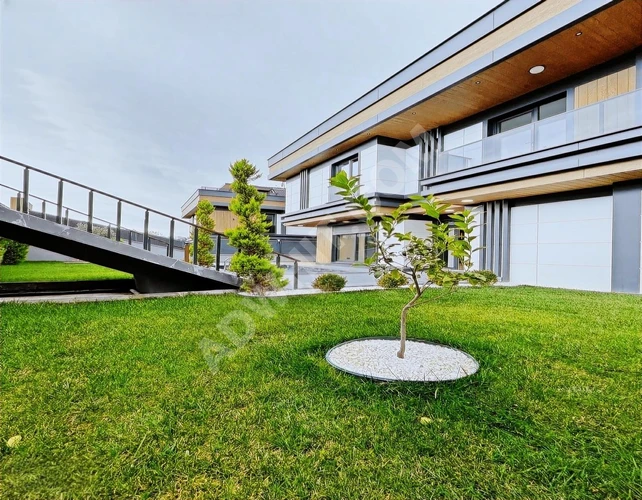 BEYLİKDÜZÜ SONSUZ YAPI DAN MÜSTAKİL HAVUZLU BAHÇELİ LÜKS VİLLA