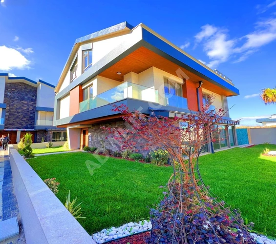 SONSUZ YAPI DAN DENİZ MANZARALI HAVUZLU MÜSTAKİL 5+2 VİLLA