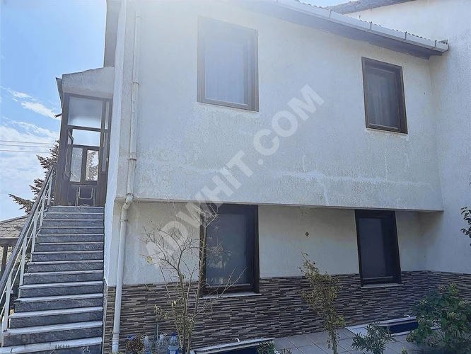 HUKUKÇULAR SİTESİNDE DENİZ MANZARALI EŞYALI DUBLEKS DAİRE