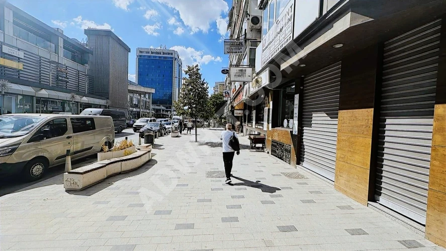 Bakırköy'de, Yoğun Yaya ve Araç Trafiğine Sahip Caddede Kiralık