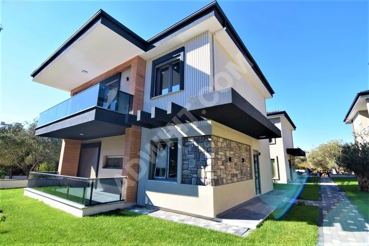 GÜMÜŞ'DEN GENİŞ BAHÇE KULLANIMLI ULTRA LÜKS TEK BAŞINA 4+1 VİLLA