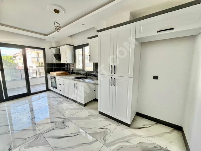 GÜMÜŞDEN ALTINKUM'DA MERKEZİ KONUMLU AYRI MUTFAK SIFIR 2+1 DAİRE