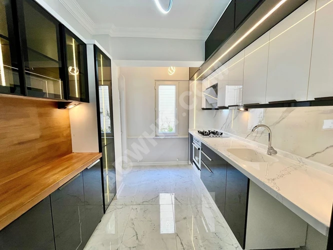 GÜMÜŞ'DEN MERKEZİ KONUMDA İÇİ FULL YENİLENMİŞ ŞAHANE 2+1 DAİRE