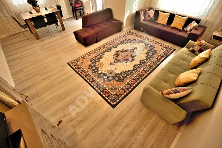 GÜMÜŞ'DEN AKÇAY MERKEZDE ARA KAT ÖN CEPHE DENİZE 50 MT 3+1 DAİRE