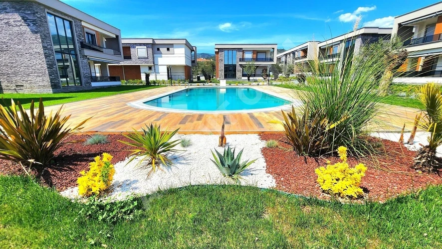 EGENİN KALBİNDE HAVUZLU SİTE İÇERİSİNDE LOFT KONSEPTLİ 4+1 VİLLA