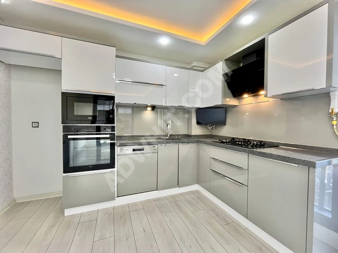 GÜMÜŞDEN ULTRA LÜX TASARIMLI ARAKAT GENİŞ CAM BALKONLU 1+1 DAİRE