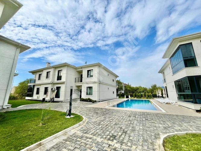 GÜMÜŞ'DEN AKÇAYDA HAVUZLU SİTE İÇERİSİNDE DENİZE 250MT 2+1 DAİRE