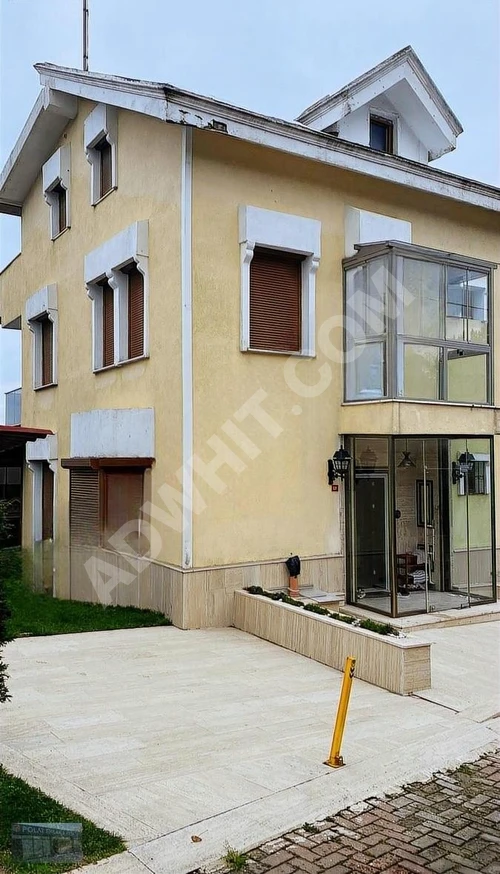 BÜYÜKÇEKMECE CELALİYEDE KİRALIK SİTE İÇİNDE HAVUZLU EŞYALI VİLLA