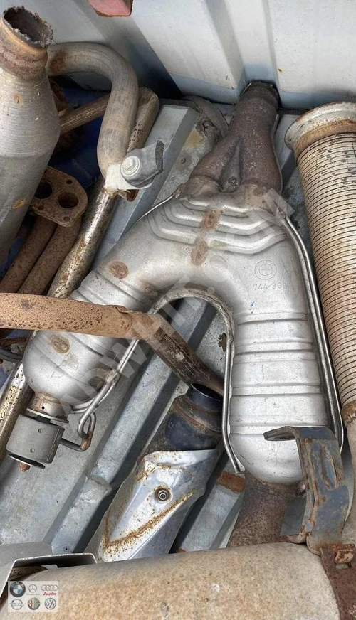 BMW E39 EGZOZ ORTA SUSTURUCU (ORJİNAL) ÇIKMA - ÖZEN OTO