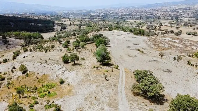 A plot of land on the road with an area of 13,800 square meters, one kilometer away from the center of Gediz, Kütahya