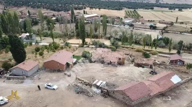 Kütahya Altıntaş inside the village, a farm, one house, one barn, land area 1051 square meters