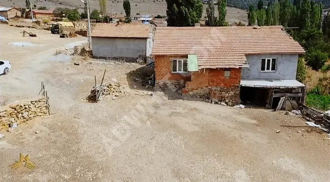 Kütahya Altıntaş inside the village, a farm, one house, one barn, land area 1051 square meters