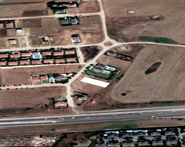 **A plot of land next to villa complexes with a single ownership deed in the Mimarsinan Silivri area**