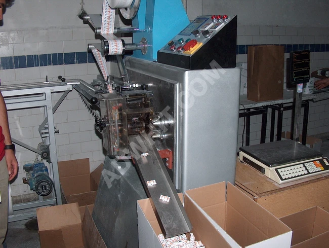 Single-cube sugar wrapping machine